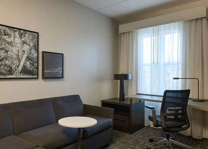 Hotel By Marriott Universities At The Capitol 3*